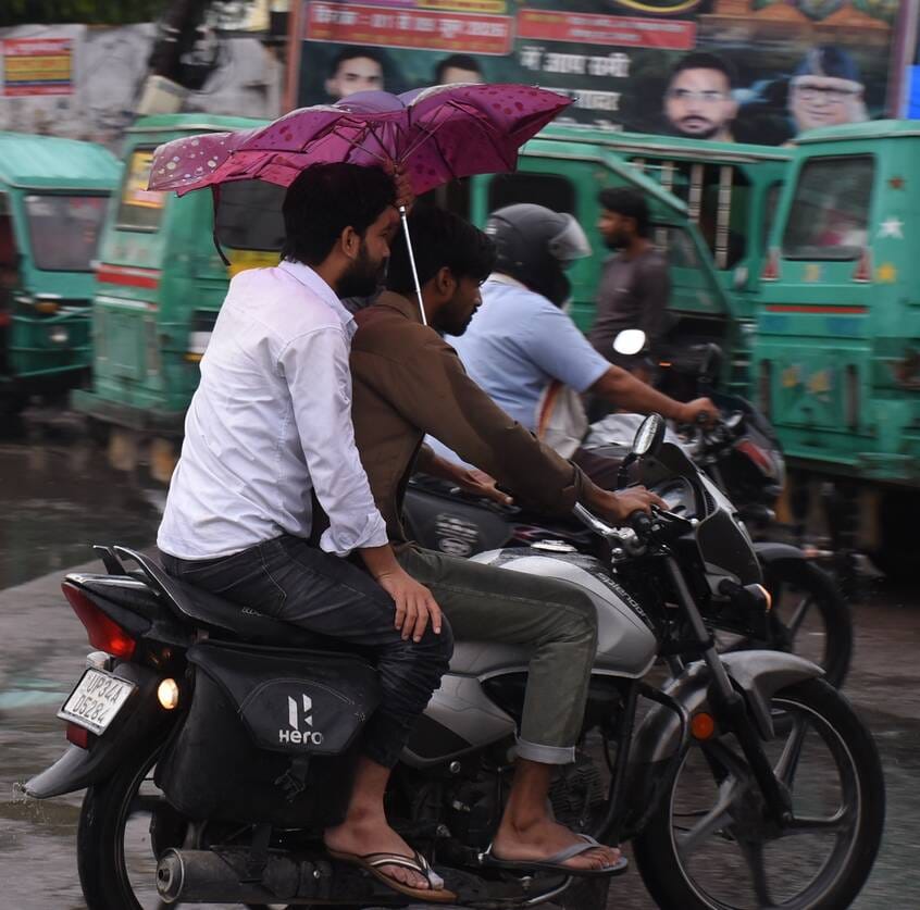 सोमवार सुबह लखनऊ में बारिश का नजारा। 