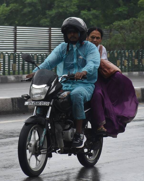 सोमवार सुबह लखनऊ में बारिश का नजारा। 