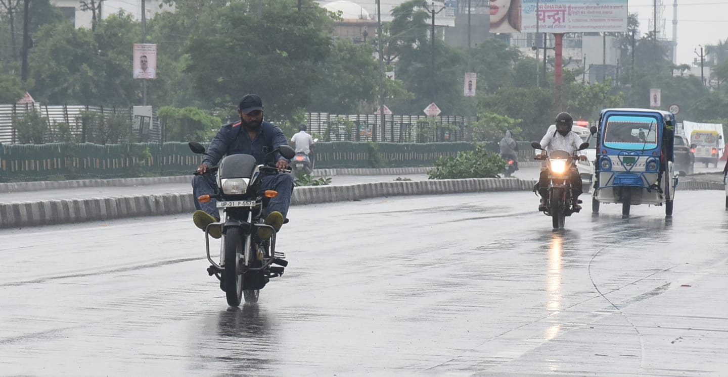 सोमवार सुबह लखनऊ में बारिश का नजारा। 