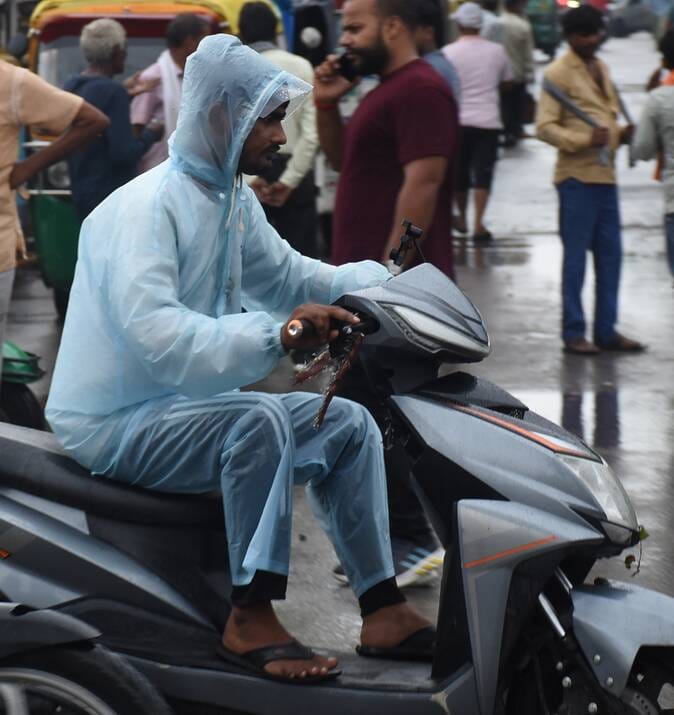 सोमवार सुबह लखनऊ में बारिश का नजारा। 