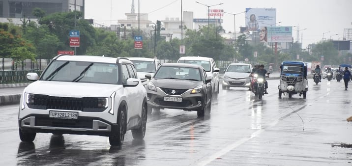 सोमवार सुबह लखनऊ में बारिश का नजारा। 