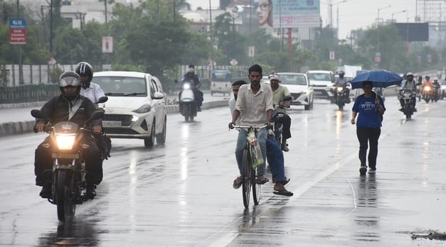सोमवार सुबह लखनऊ में बारिश का नजारा। 