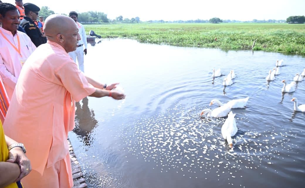 श्रावस्ती में कार्यक्रम में माैजूद सीएम योगी।