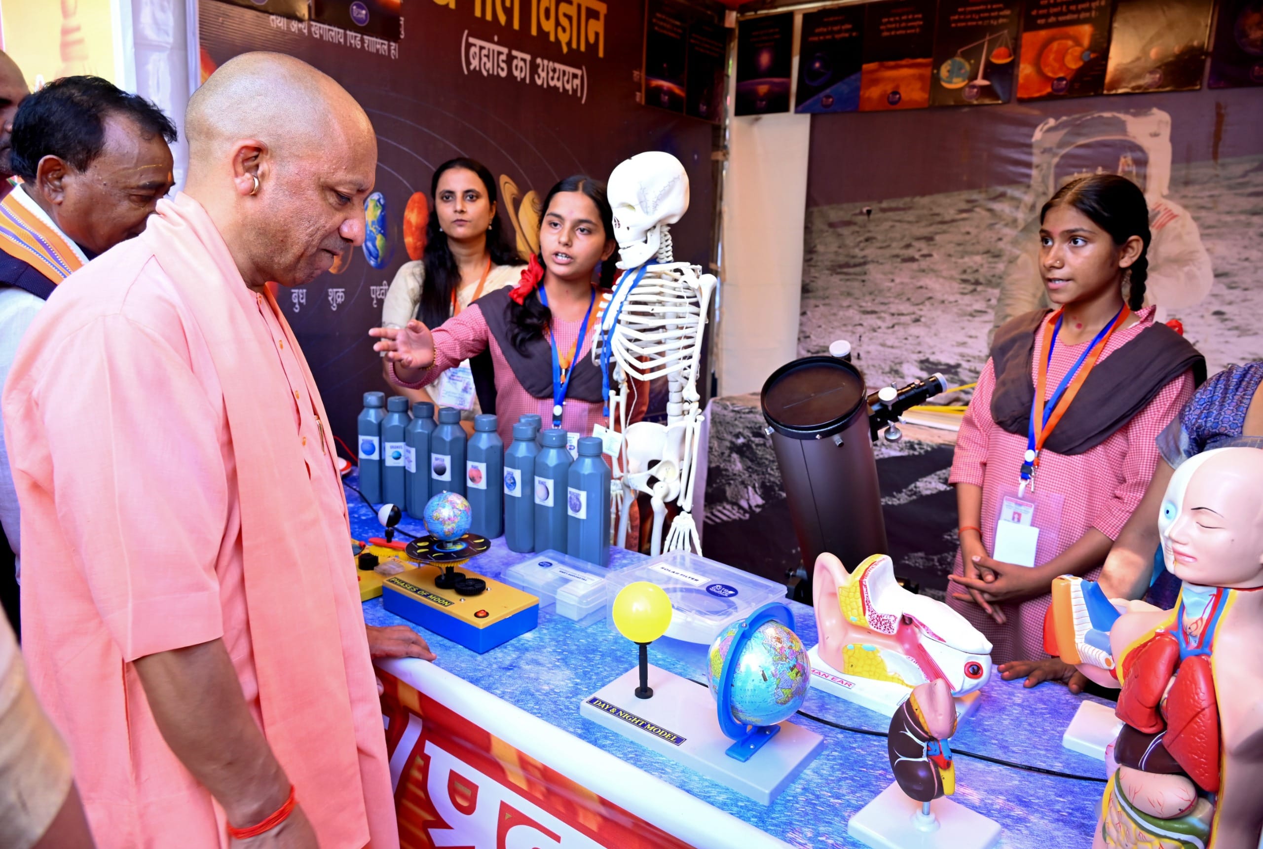 श्रावस्ती में कार्यक्रम में माैजूद सीएम योगी।