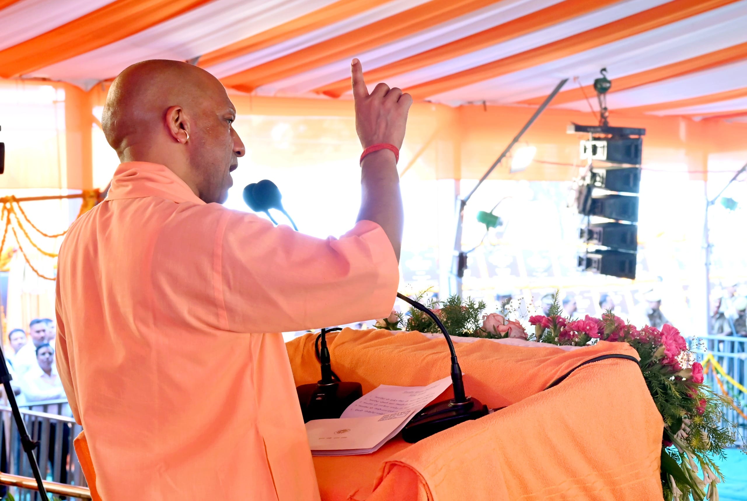 श्रावस्ती में कार्यक्रम में माैजूद सीएम योगी।
