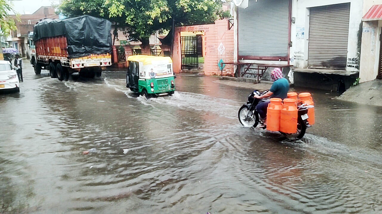 वह सहकारी समिति का गोदाम जिसमें पानी भर गया। संवाद