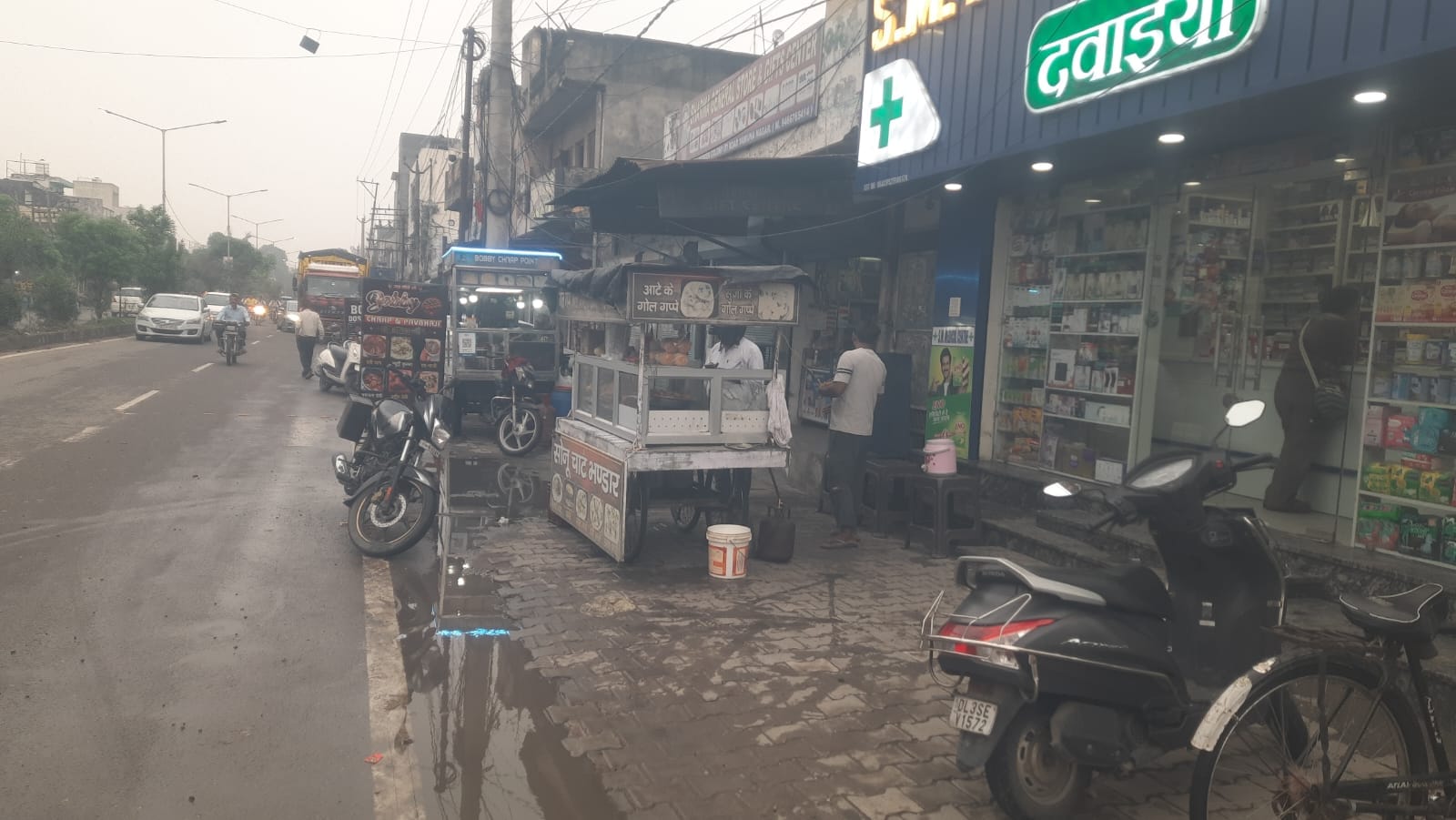 यमुनानगर जगाधरी रोड पर सड़क किनारे किया गया अतिक्रमण। संवाद