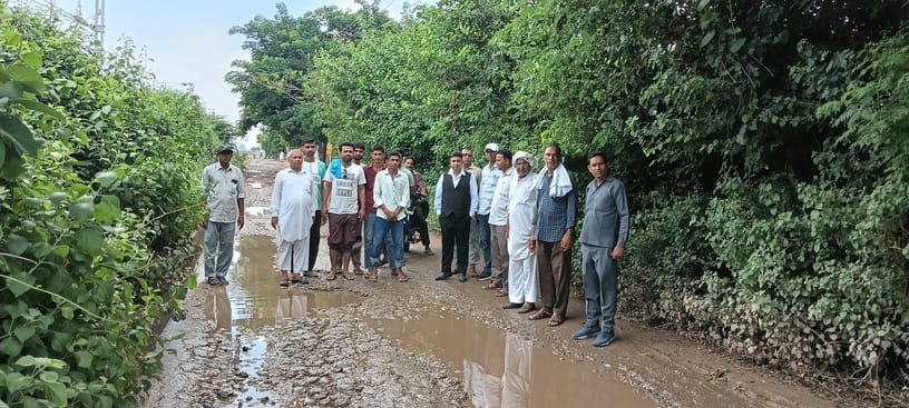 22 ढांड 01 टूटी सड़क के विरोध में नारेबाजी करते जड़ौला के ग्रामीण। 22 ढांड 01 टूटी सड़क के विरोध में नारेबाजी करते जड़ौला के ग्रामीण।
