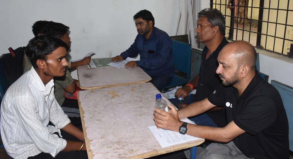 आईटीआई में लगे रोजगार मेले में अभ्यर्थियों का साक्षात्कार लेते प्रतिनिधि। -संवाद आईटीआई में लगे रोजगार मेले में अभ्यर्थियों का साक्षात्कार लेते प्रतिनिधि। -संवाद