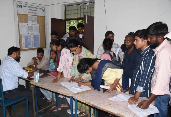 आईटीआई में लगे रोजगार मेले में अभ्यर्थियों का साक्षात्कार लेते प्रतिनिधि। -संवाद आईटीआई में लगे रोजगार मेले में अभ्यर्थियों का साक्षात्कार लेते प्रतिनिधि। -संवाद