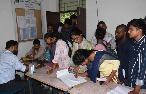 आईटीआई में लगे रोजगार मेले में अभ्यर्थियों का साक्षात्कार लेते प्रतिनिधि। -संवाद आईटीआई में लगे रोजगार मेले में अभ्यर्थियों का साक्षात्कार लेते प्रतिनिधि। -संवाद