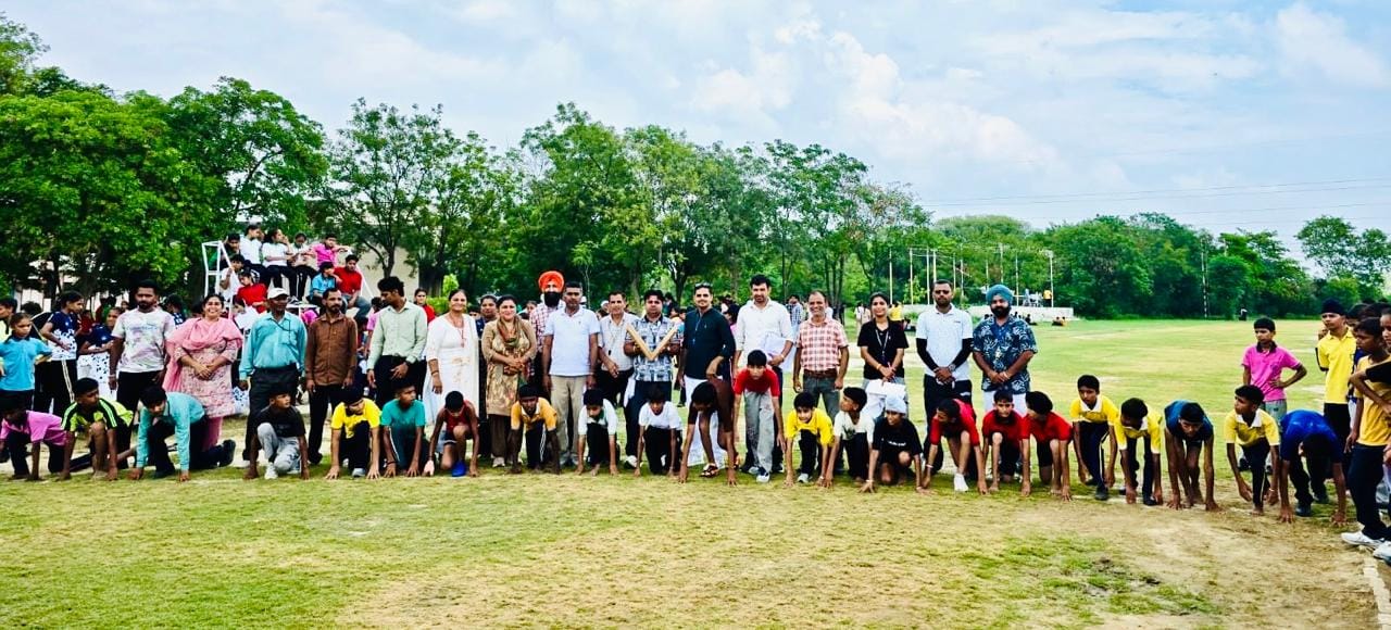 आयोजित खेलकूद प्रतियोगिता में भाग लेेते प्रतिभागी। आयोजित खेलकूद प्रतियोगिता में भाग लेेते प्रतिभागी।