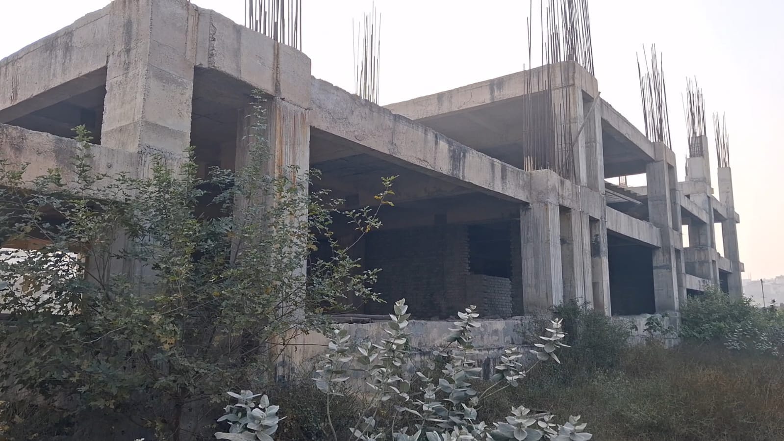 अधूरा पड़ा सिटी एंड बैंक स्क्वेयर का निर्माण कार्य। संवाद अधूरा पड़ा सिटी एंड बैंक स्क्वेयर का निर्माण कार्य। संवाद