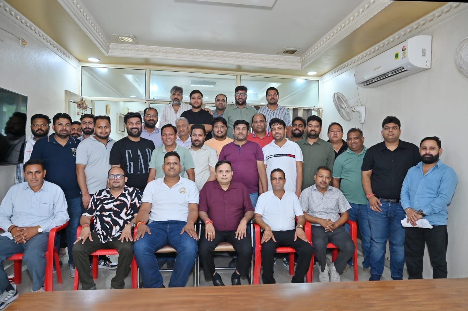 भंडारे की तैयारियों को लेकर कार्यालय में आयोजित बैठक में भाग लेते पदाधिकारी। विज्ञप्ति