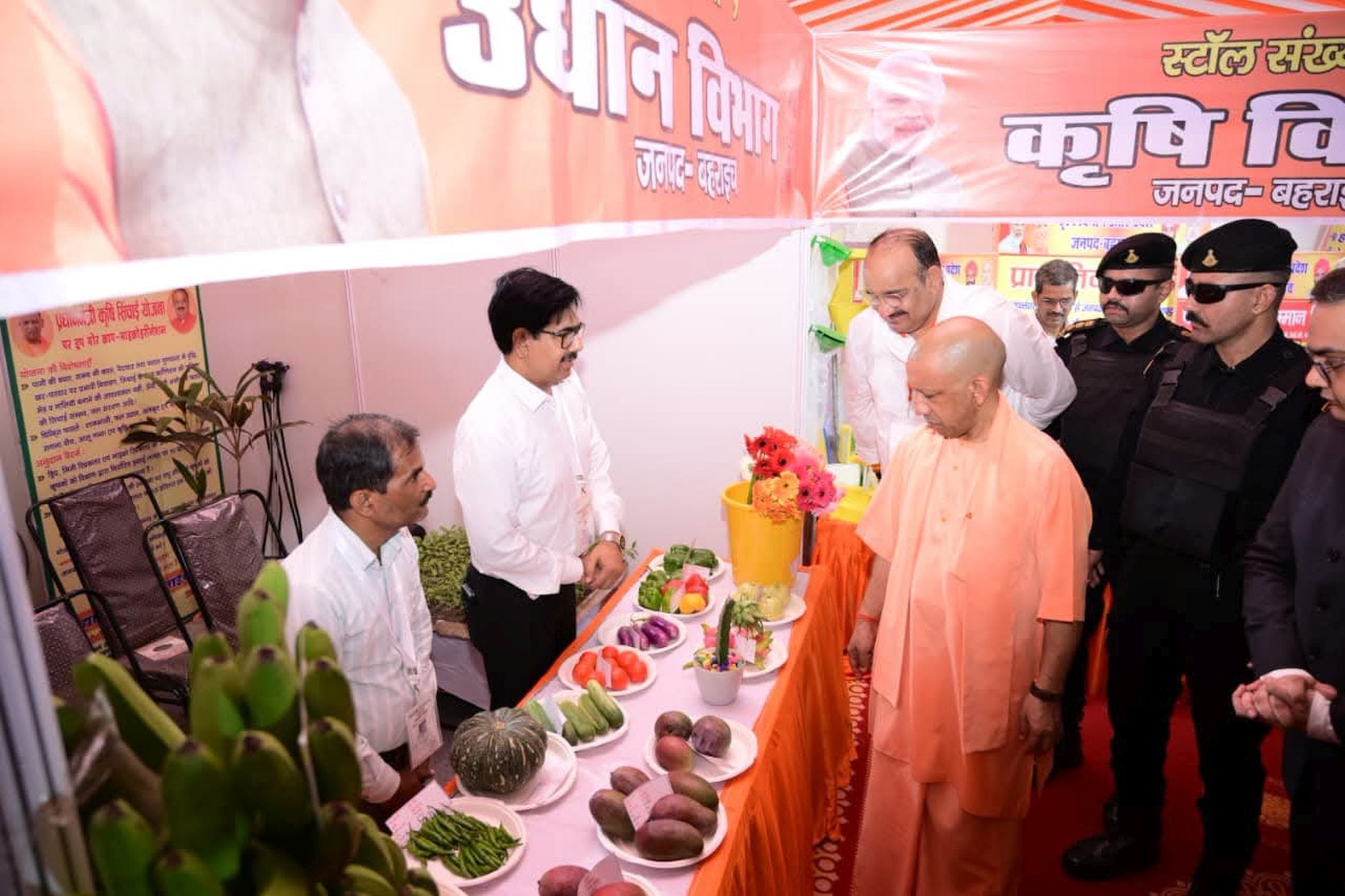 बहराइच के बेड़नापुर में आयोजित कार्यक्रम में पहुंचे मुख्यमंत्री।