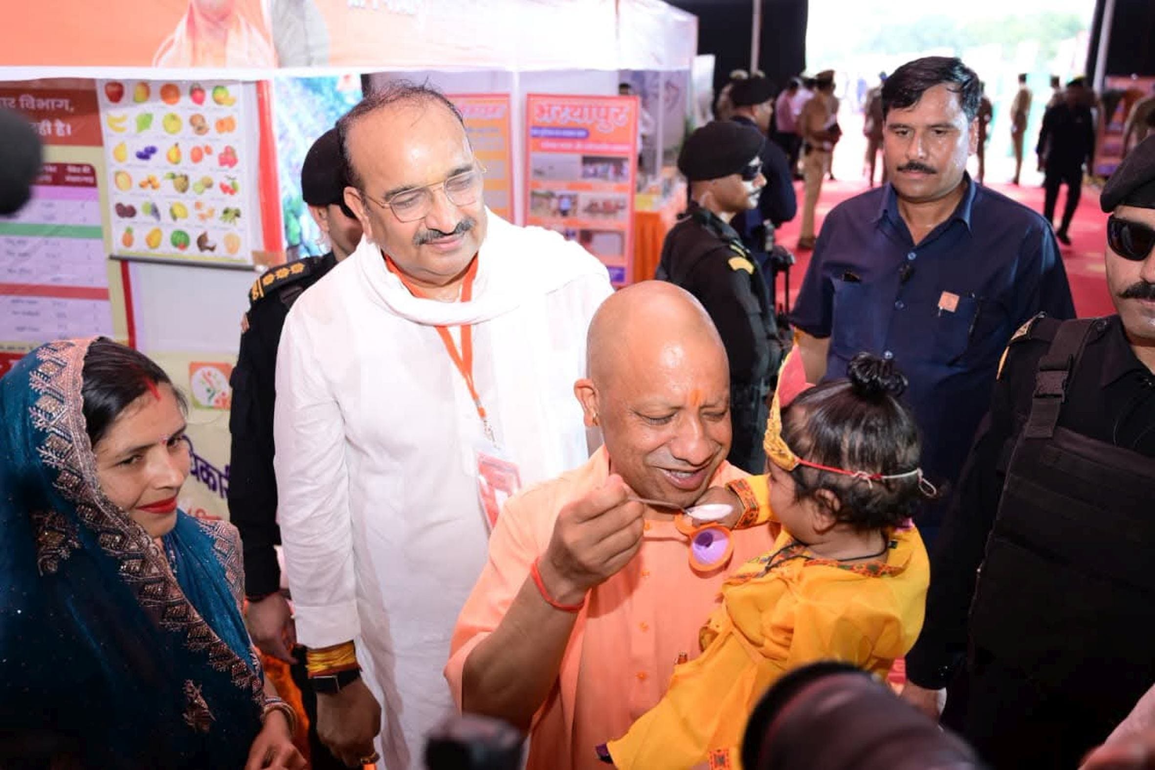 बहराइच के बेड़नापुर में आयोजित कार्यक्रम में पहुंचे मुख्यमंत्री।