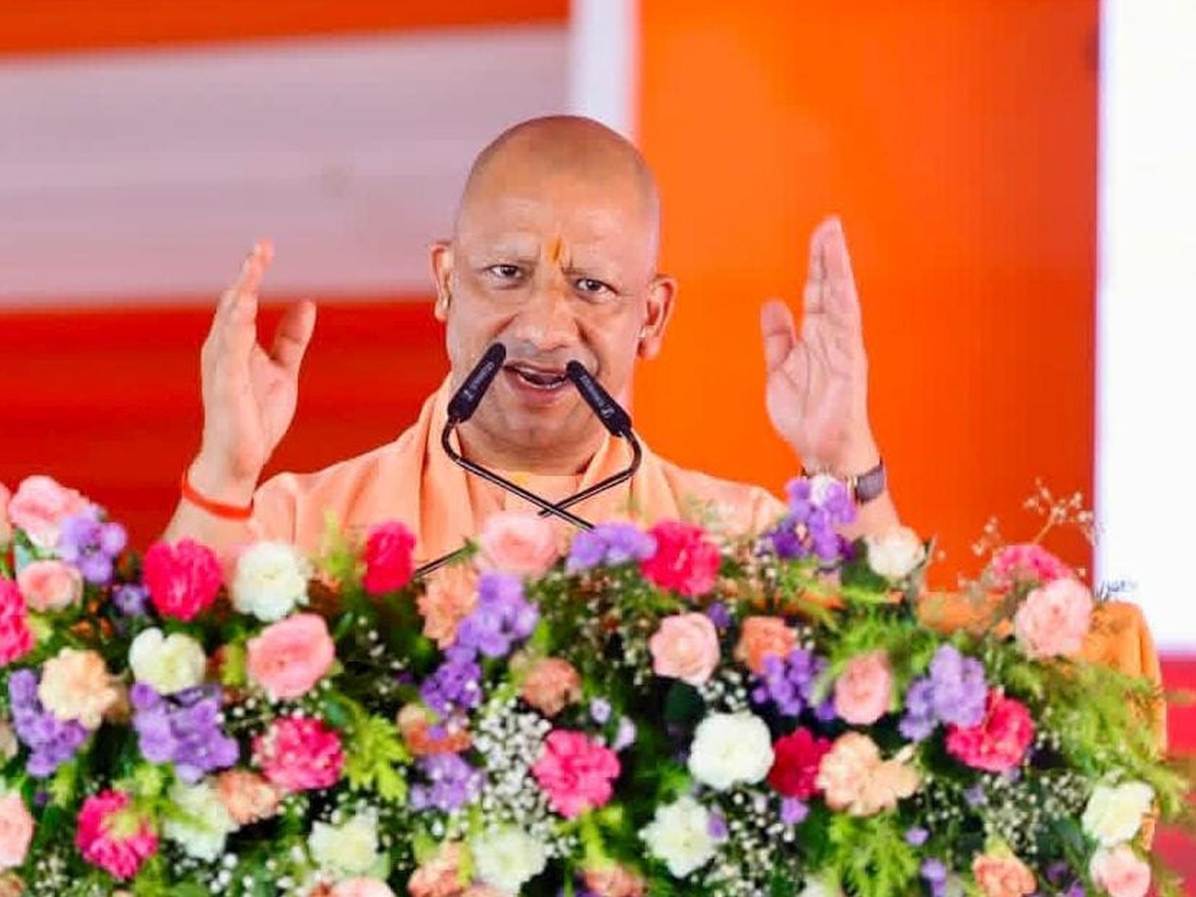 बहराइच के बेड़नापुर में जनसभा को संबोधित करते सीएम योगी व मौजूद भीड़। बहराइच के बेड़नापुर में जनसभा को संबोधित करते सीएम योगी व मौजूद भीड़।