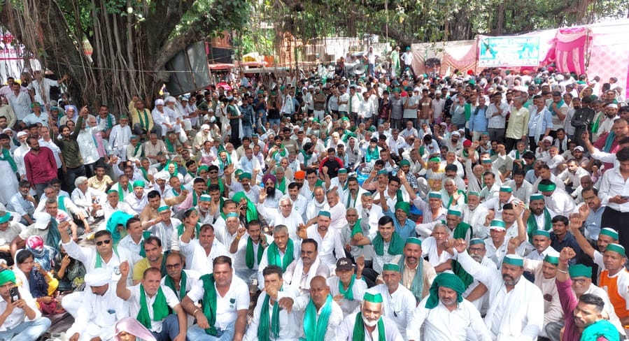 बिजनौर में ट्रैक्टर से कलक्ट्रेट जाते भाकियू टिकैत के कार्यकर्ता। संवाद
