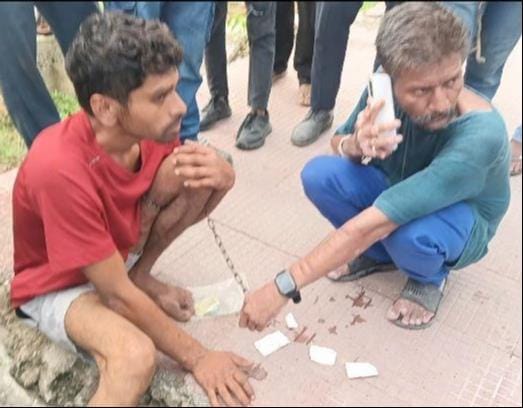 चोरी के आरोपी को जंजीरों से बांधा गया। 