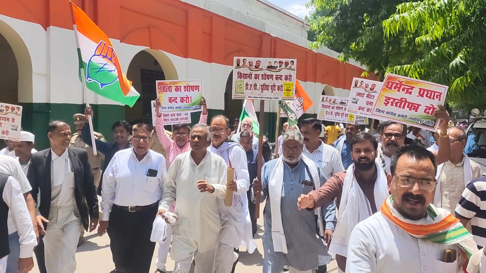 एसडीएम यदुवीर सिंह को ज्ञापन सौंपते पूर्व विधायक आरएस कुशवाहा व अन्य।संवाद