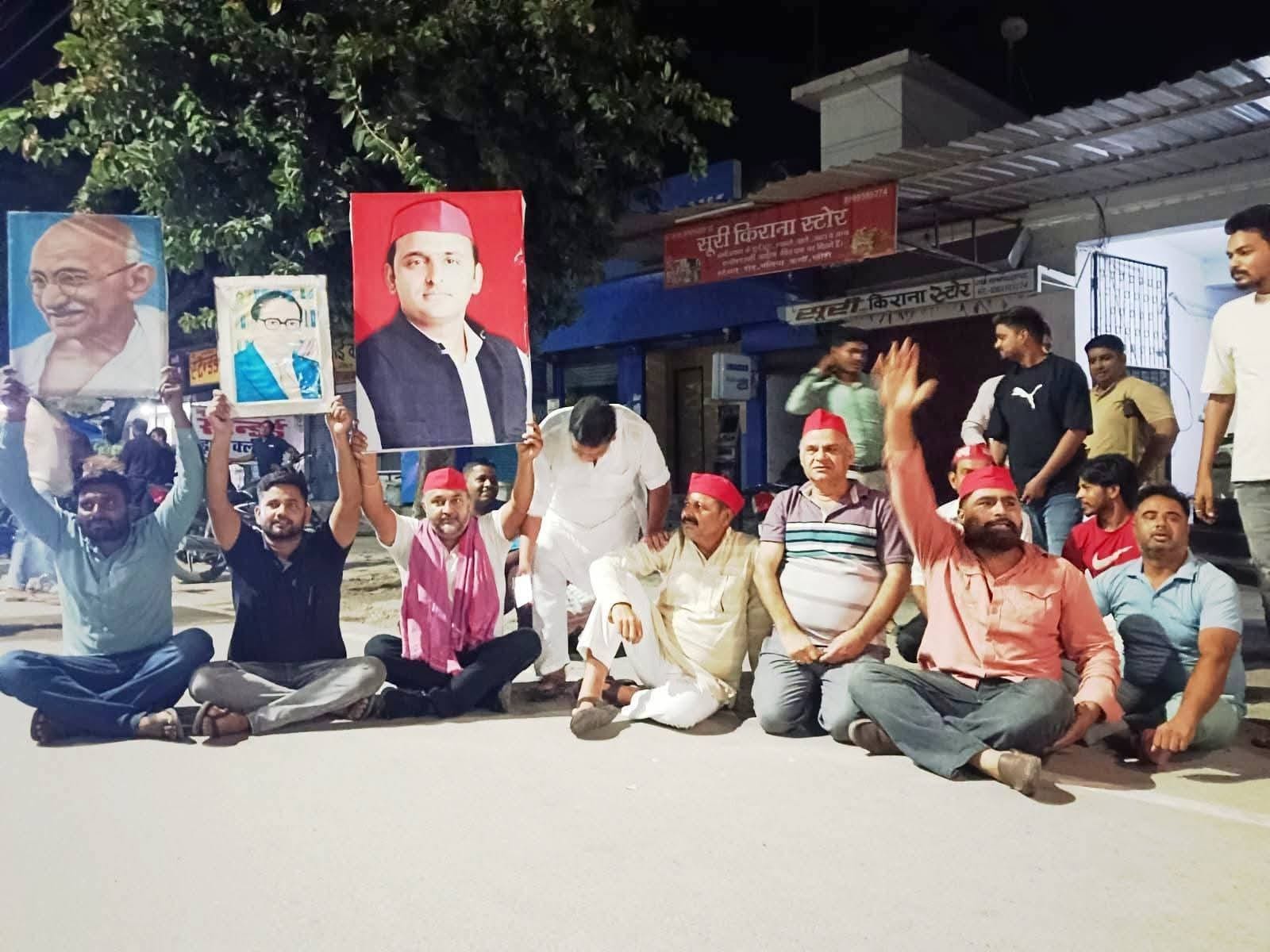 एसडीएम यदुवीर सिंह को ज्ञापन सौंपते पूर्व विधायक आरएस कुशवाहा व अन्य।संवाद