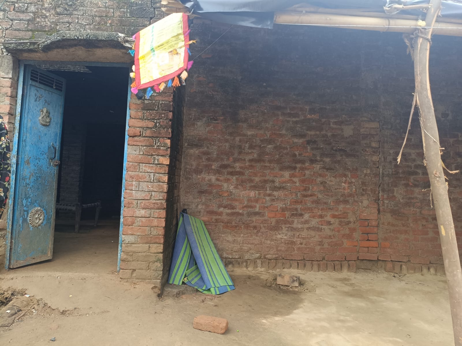 फोटो-10- माता-पिता की मौत के बाद अनाथ हुए दिव्यांशु व देव। संवाद