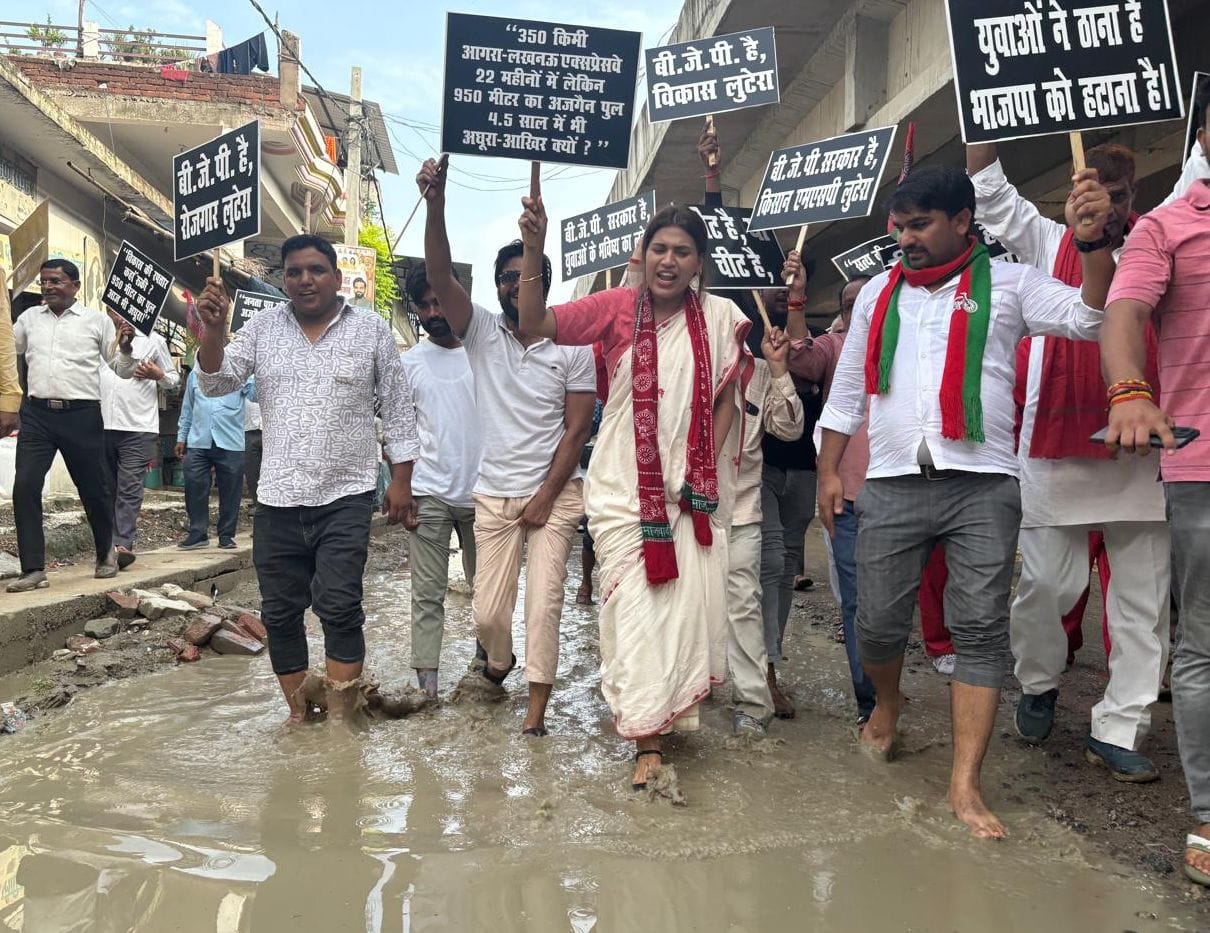 फोटो-25-अजगैन रेलवे क्रॉसिंग पर अधूरा पड़ा पुल निर्माण व आगे भरा पानी। संवाद