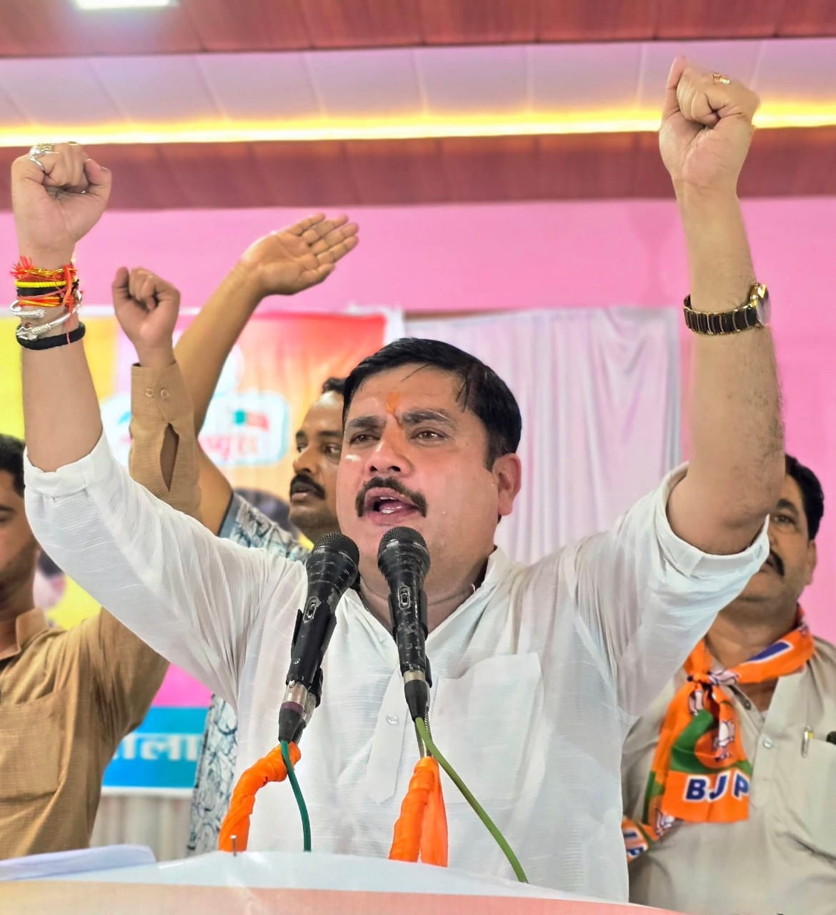 फोटो 27: सम्मेलन में बोलते भाजपा के प्रदेश मंत्री राहुल वाल्मीकि, मंचासीन जिलास्तरीय पदाधिकारी