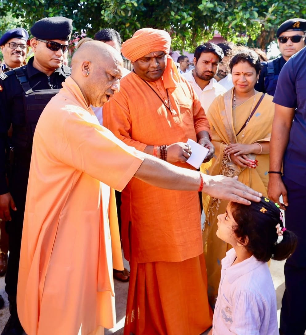 फोटो-29-बलरामपुर के शक्तिपीठ देवीपाटन मंदिर में पूजा अर्चना करते सीएम योगी आदित्यनाथ  ।-स्रोत: