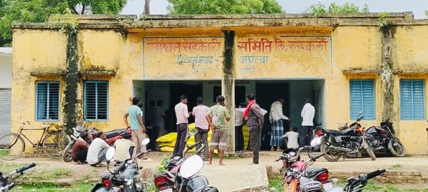 फोटो-34- गांव सराय प्रथम समिति पर मौजूद किसान। संवाद फोटो-34- गांव सराय प्रथम समिति पर मौजूद किसान। संवाद