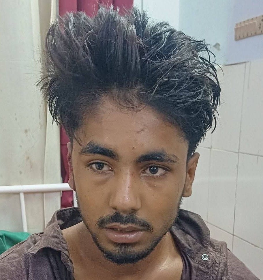 फोटो-38-बलरामपुर के गुड़मंडी के पास गिरी जर्जर दीवाल ।-संवाद फोटो-38-बलरामपुर के गुड़मंडी के पास गिरी जर्जर दीवाल ।-संवाद