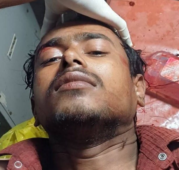 फोटो-38-बलरामपुर के गुड़मंडी के पास गिरी जर्जर दीवाल ।-संवाद फोटो-38-बलरामपुर के गुड़मंडी के पास गिरी जर्जर दीवाल ।-संवाद