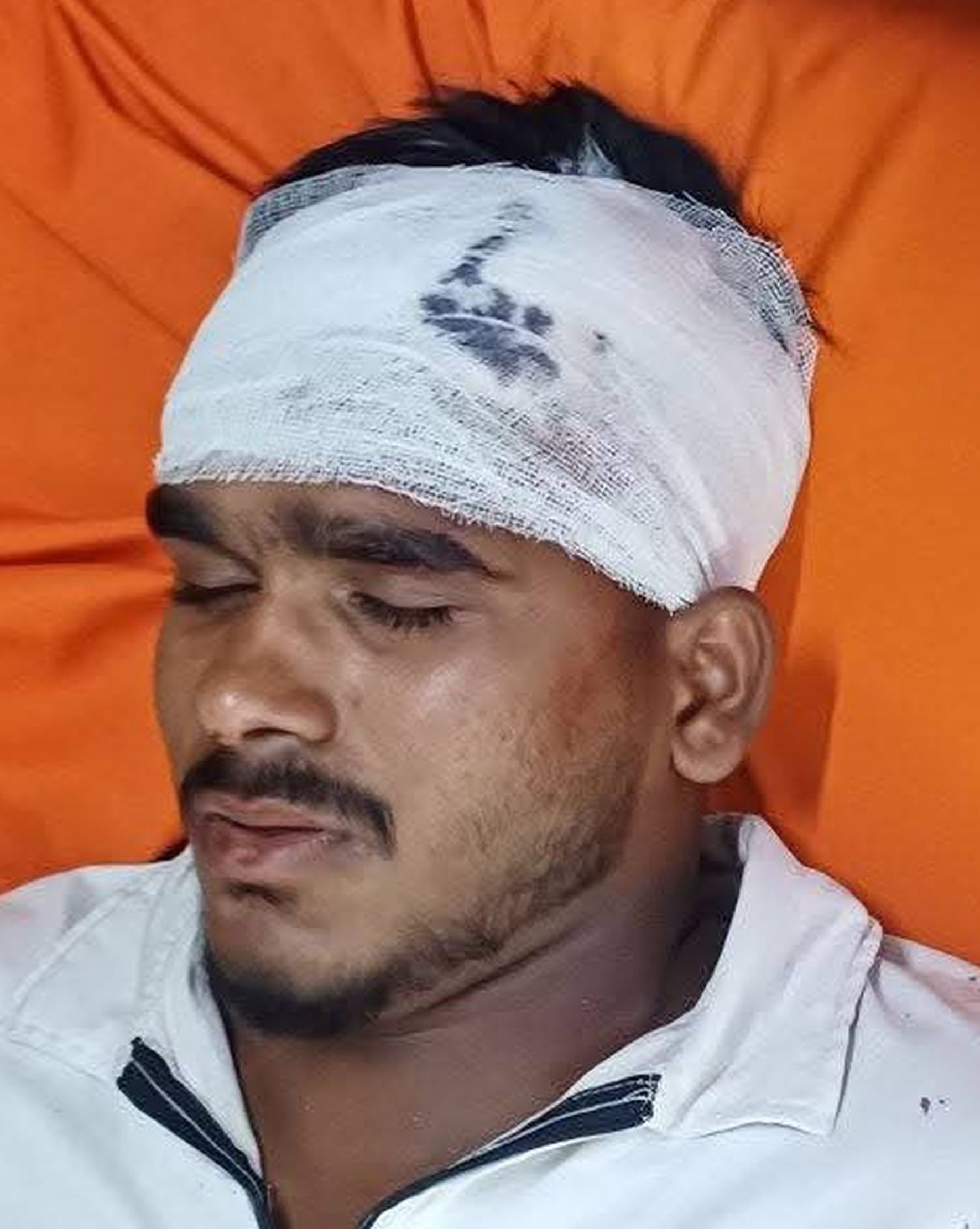 फोटो-38-बलरामपुर के गुड़मंडी के पास गिरी जर्जर दीवाल ।-संवाद फोटो-38-बलरामपुर के गुड़मंडी के पास गिरी जर्जर दीवाल ।-संवाद