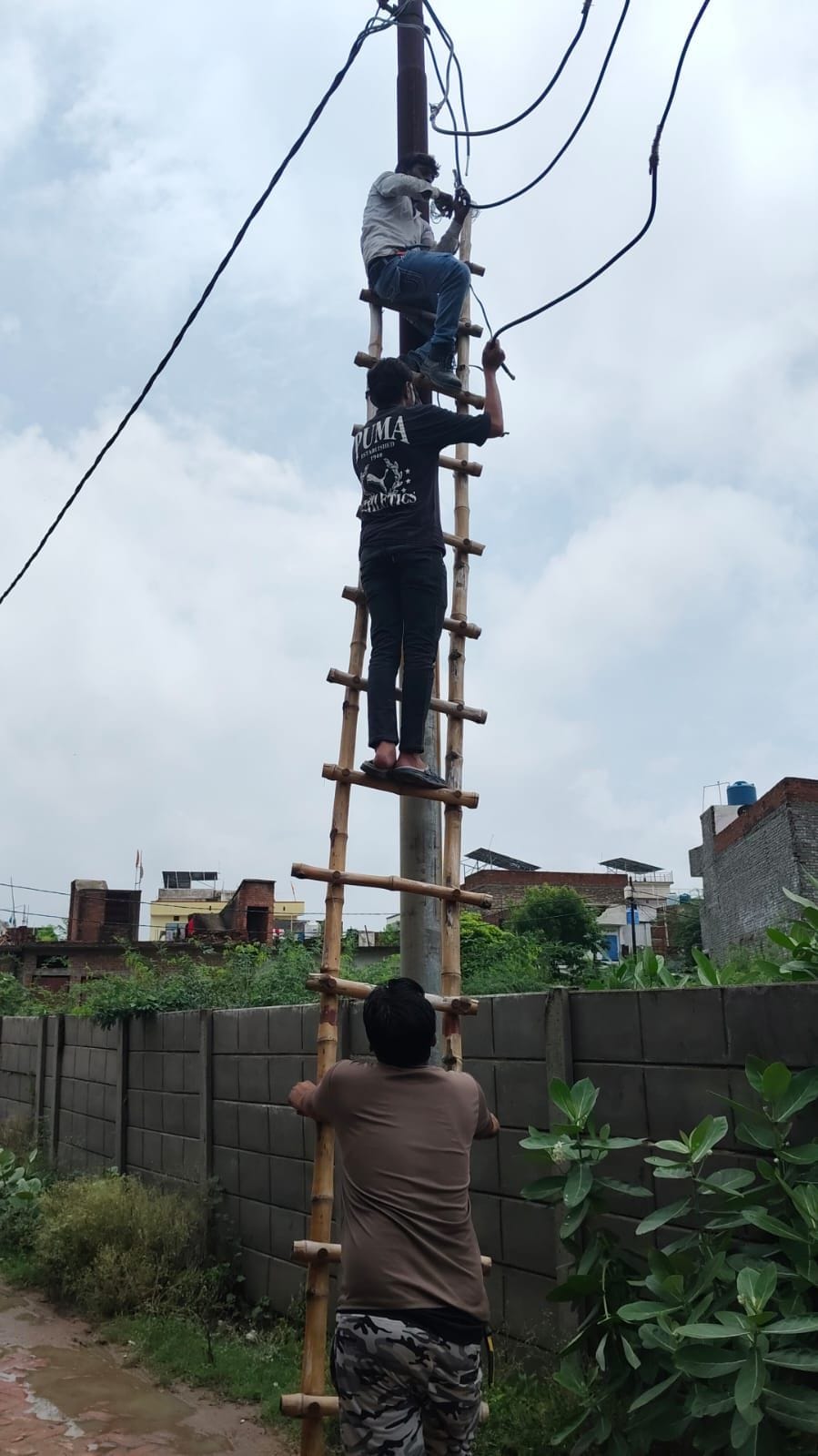फोटो-7-बिजली न आने पर सोमवार रात क्रॉसिंग के पास प्रदर्शन करते आवास विकास के लोग।