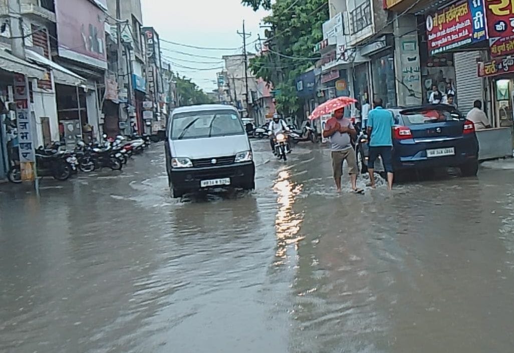 फोटो संख्या:-66 कनीना में जलभराव के कारण परेशान होते राहगीर और वाहन चालक। संवाद