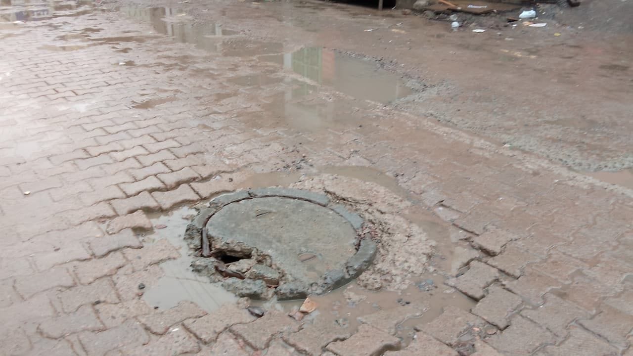 फोटो संख्या:51- बालाजी चौक पर सीवरेज का ढ़क्कन टूटा होने पर दुकानदारों ने लगाया सांकेतिक बोर्ड- फोटो संख्या:51- बालाजी चौक पर सीवरेज का ढ़क्कन टूटा होने पर दुकानदारों ने लगाया सांकेतिक बोर्ड-