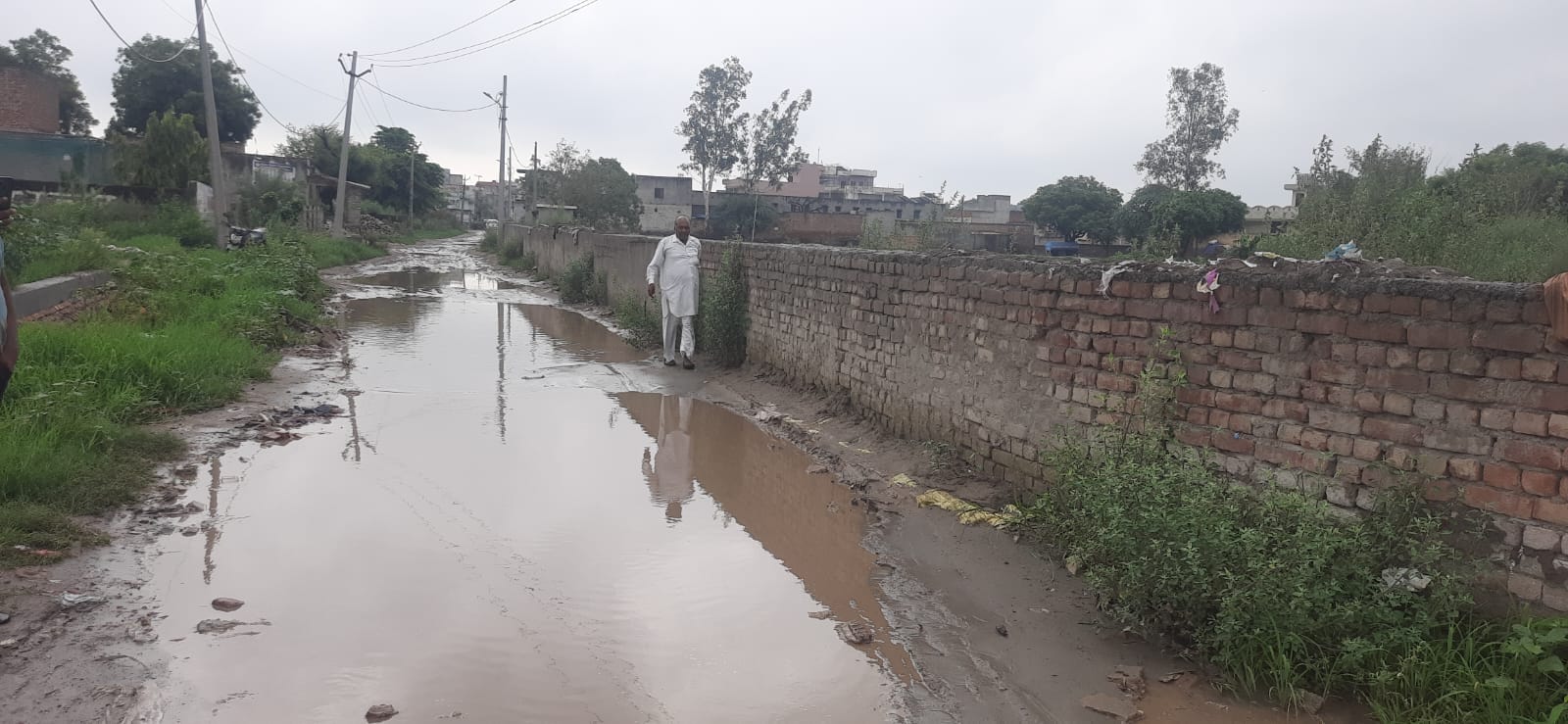 फोटाे : सोनीपत के गांव मलिकपुर-ताजपुर सड़क धंसने के कारण बना गड्ढा। संवाद