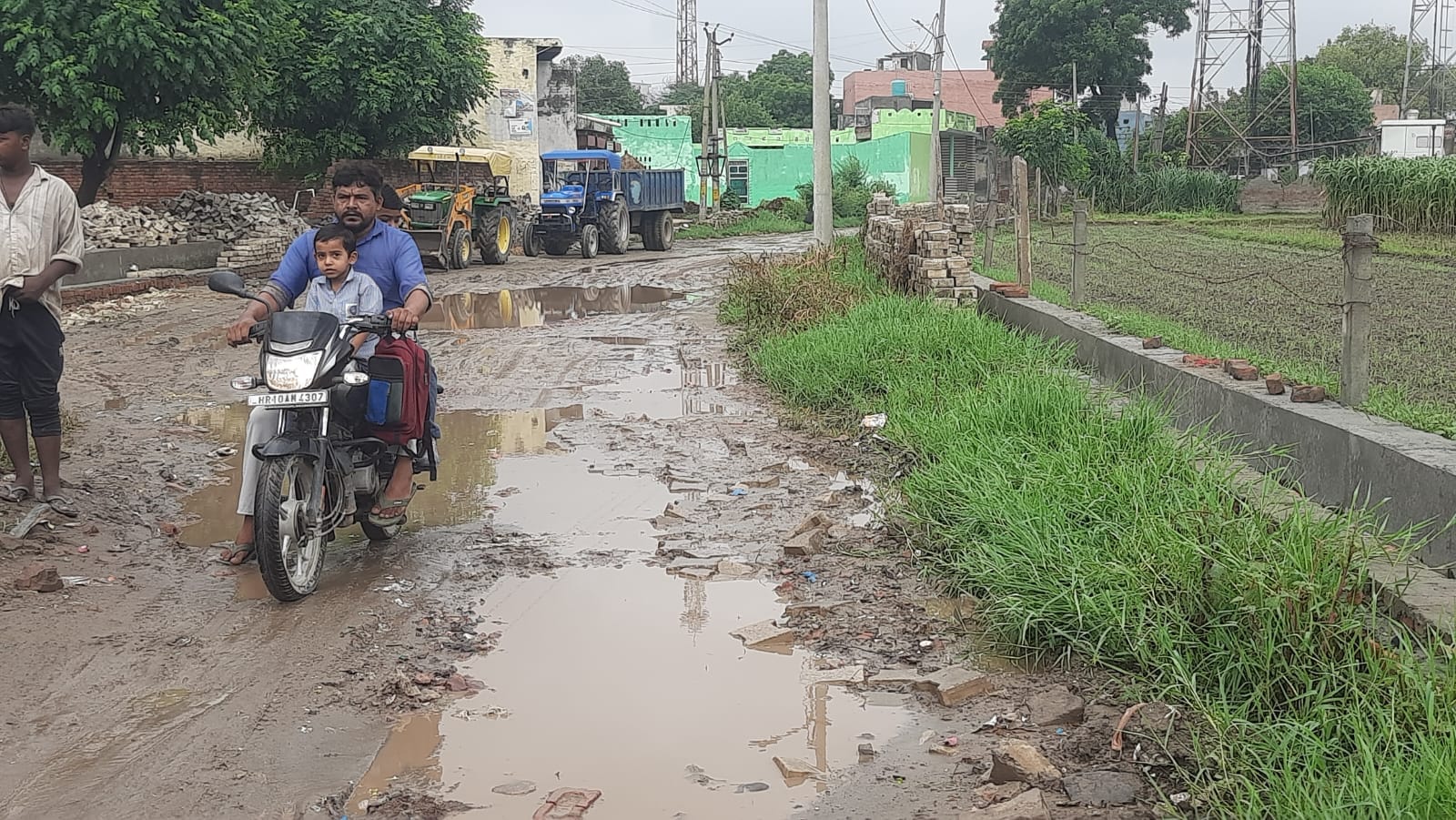 फोटाे : सोनीपत के गांव मलिकपुर-ताजपुर सड़क धंसने के कारण बना गड्ढा। संवाद