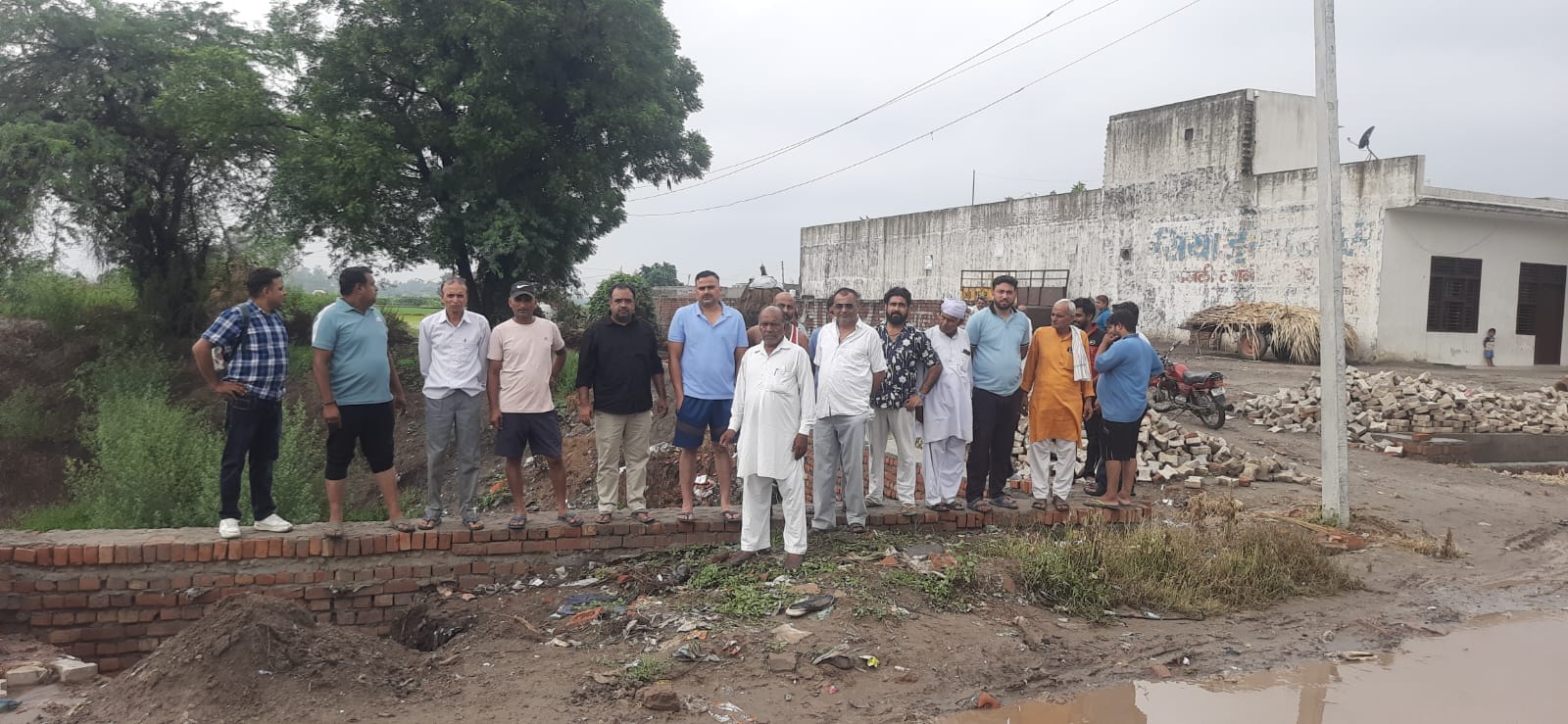 फोटाे : सोनीपत के गांव मलिकपुर-ताजपुर सड़क धंसने के कारण बना गड्ढा। संवाद