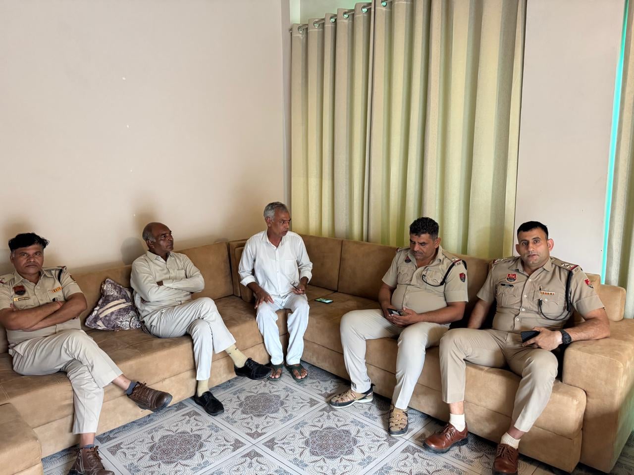 फोटो : सोनीपत से दिल्ली जाने वाले किसानों को रोकने के लिए भिगान चौक के पास क्रेन से जीटी रोड फोटो : सोनीपत से दिल्ली जाने वाले किसानों को रोकने के लिए भिगान चौक के पास क्रेन से जीटी रोड