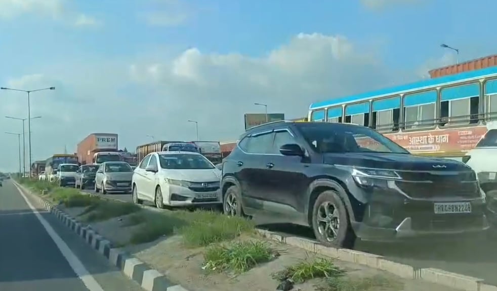 फोटो : सोनीपत से दिल्ली जाने वाले किसानों को रोकने के लिए भिगान चौक के पास क्रेन से जीटी रोड फोटो : सोनीपत से दिल्ली जाने वाले किसानों को रोकने के लिए भिगान चौक के पास क्रेन से जीटी रोड
