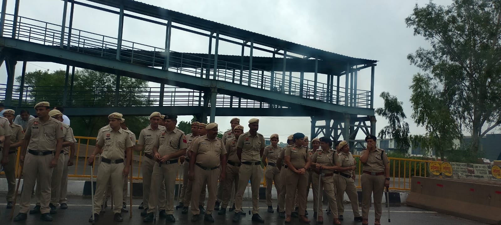 फोटो : सोनीपत से दिल्ली जाने वाले किसानों को रोकने के लिए भिगान चौक के पास क्रेन से जीटी रोड फोटो : सोनीपत से दिल्ली जाने वाले किसानों को रोकने के लिए भिगान चौक के पास क्रेन से जीटी रोड