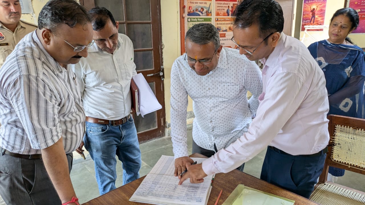 ग्योंग विद्यालय हॉस्टल में विजिटर रजिस्टर चेक करते हुए नगर आयुक्त कपिल कुमार। विज्ञप्ति ग्योंग विद्यालय हॉस्टल में विजिटर रजिस्टर चेक करते हुए नगर आयुक्त कपिल कुमार। विज्ञप्ति