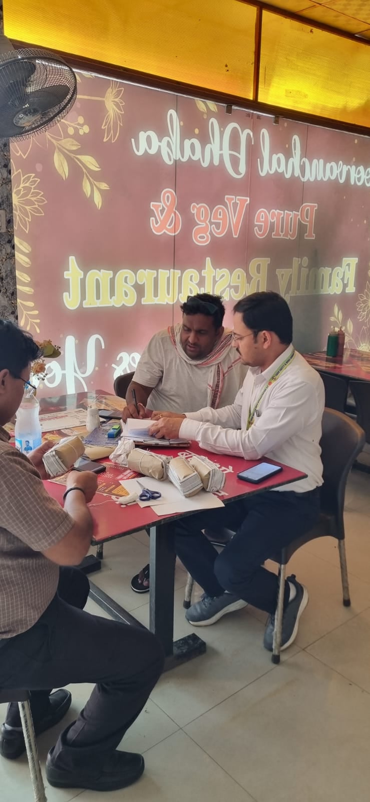 जांच करती टीम।