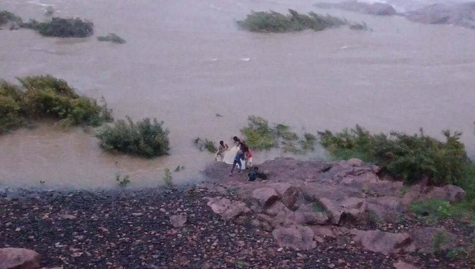 जोहिला बांध खुला, नीचे जाल डालते रहे मछुआरे