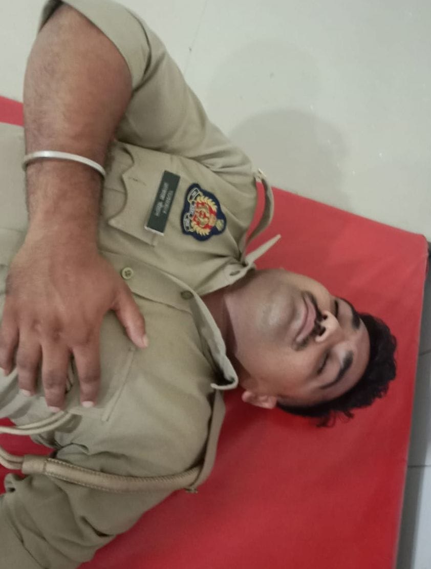 जिला अस्पताल के इमरजेंसी वार्ड में घायल हत्यारोपी वीर सिंह। संवाद जिला अस्पताल के इमरजेंसी वार्ड में घायल हत्यारोपी वीर सिंह। संवाद