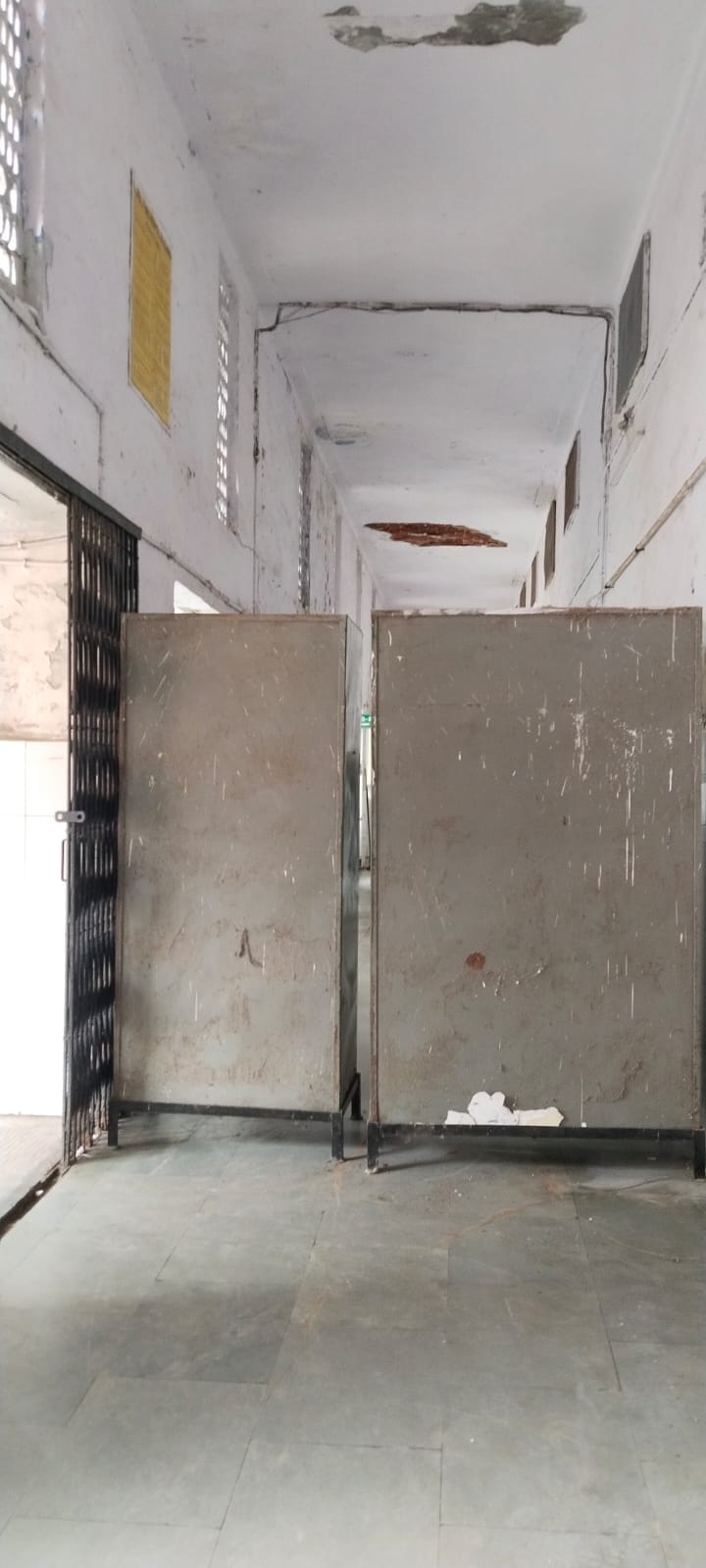 जिला अस्पताल में गेट बंद होने पर रैम्प की दीवार से कूदकर जाते मरीज। संवाद जिला अस्पताल में गेट बंद होने पर रैम्प की दीवार से कूदकर जाते मरीज। संवाद