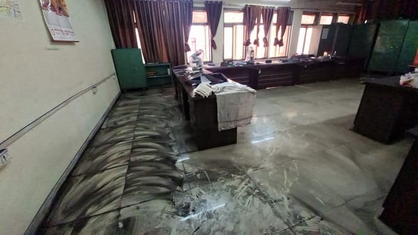 जवाहर भवन में आग के बाद दिखी बदहाली। जवाहर भवन में आग के बाद दिखी बदहाली।