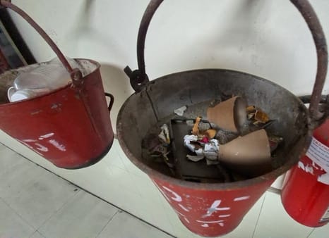 जवाहर भवन में आग के बाद दिखी बदहाली। जवाहर भवन में आग के बाद दिखी बदहाली।