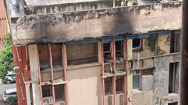 जवाहर भवन में आग के बाद दिखी बदहाली। जवाहर भवन में आग के बाद दिखी बदहाली।